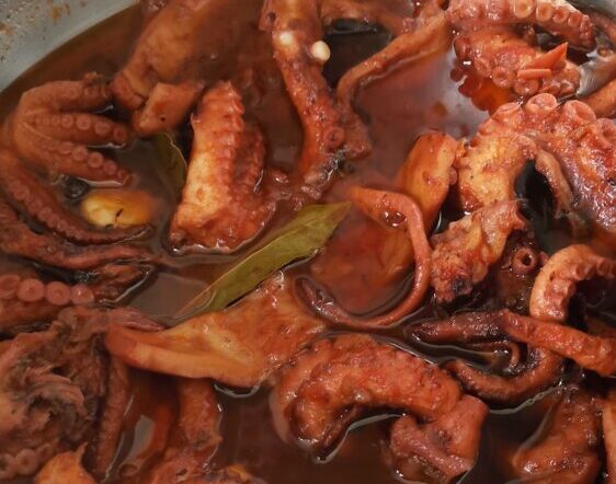 Χταπόδι κοκκινιστό με ρύζι πιλάφι – Το μυστικό για να βγει μαλακό