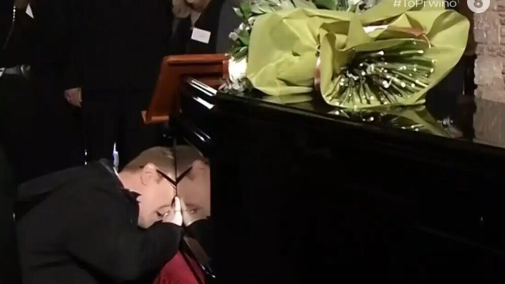 Μαρινέλλα: Κατέρρευσε ο Ζαχαράτος πάνω στο φέρετρο της Μαρινέλλας – Συγκινητικό…