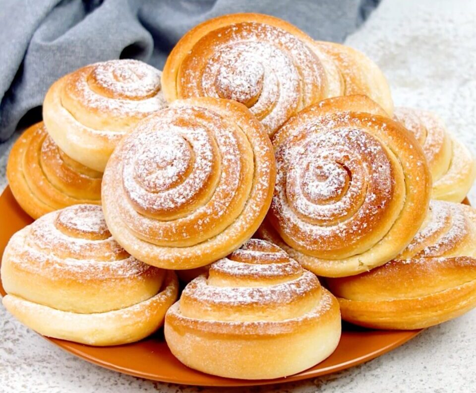 Χρειάζεσαι μόνο να ανακατέψεις αλεύρι, γάλα, μαγιά, βούτυρο και ζάχαρη