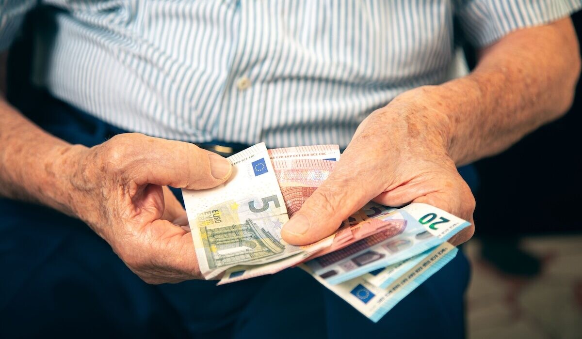 Επίδομα 300 ευρώ σε συνταξιούχους: Αλλαγές στα κριτήρια – Ποιοι μένουν εκτός