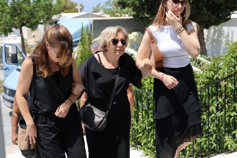 Βασίλης Λεβέντης: Σπαραγμός στην κηδεία του – Τραγική φιγούρα η σύζυγός του, Νατάσα Μεντεσίδου (Φωτογραφίες)