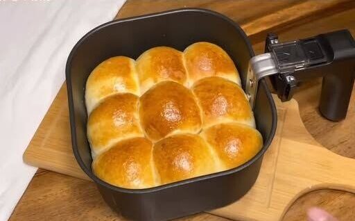 Αν φτιάξεις έτσι ψωμί στο air fryer… δεν θα ξαναανάψεις φούρνο