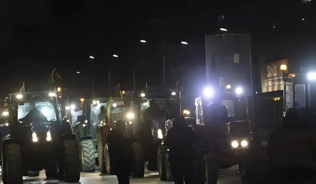 Ο Γιώργος Μαζωνάκης βγήκε από το κέντρο που εμφανίζεται και χαιρέτησε τον κόσμο που περίμενε στην ουρά