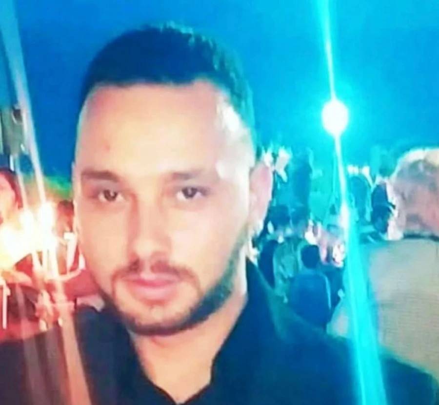 Μουσική, τραγούδια, χειροκροτήματα: Σκηνές αρχαίας τραγωδίας στην κηδεία του 30χρονου Κώστα που «ξυλοκοπήθηκε» σε μπαρ, κατέρρευσε η μάνα του