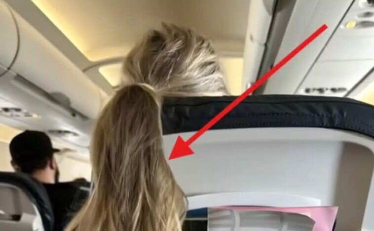 Μια κοπέλα στο αεροπλάνο τίναξε τα μαλλιά της πάνω από το κάθισμά μου, κλείνοντας την οθόνη μου: Έπρεπε να της δώσω ένα μάθημα