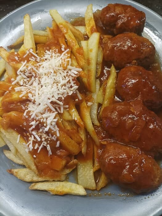 Σουτζουκάκια με πατάτες τηγανιτές, ένα φαγητό σκέτη λατρεία