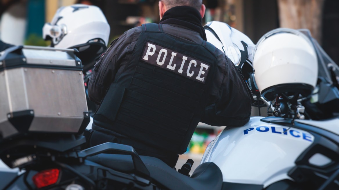 Βίντεο ντοκουμέντο: Οδηγός ΙΧ παρέσυρε αστυνομικό και τον είχε για 250 μέτρα πάνω στο καπό επειδή του έκοψε κλήση (vid)