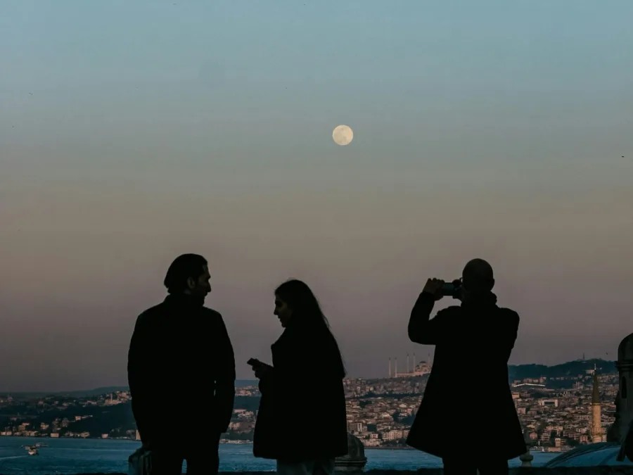 «Φεγγάρι των Λουλουδιών»: Ποια 4 ζώδια επηρεάζει η Πανσέληνος του Μαΐου – Αποκτούν χρήμα