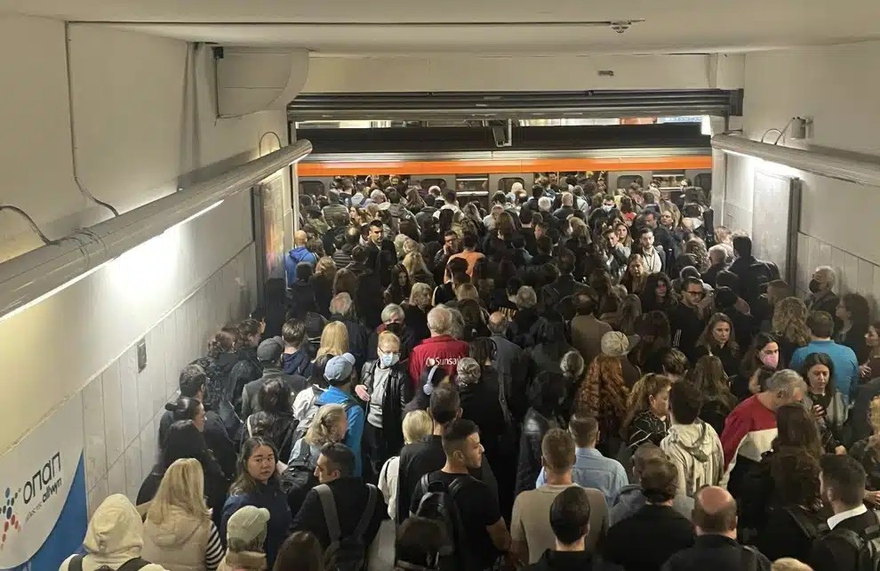 «Bouλιαξε» από κόσμο το μετρό στο Σύνταγμα – Ενεργοποιήθηκε πρωτόκολλο Aσφαλεiας