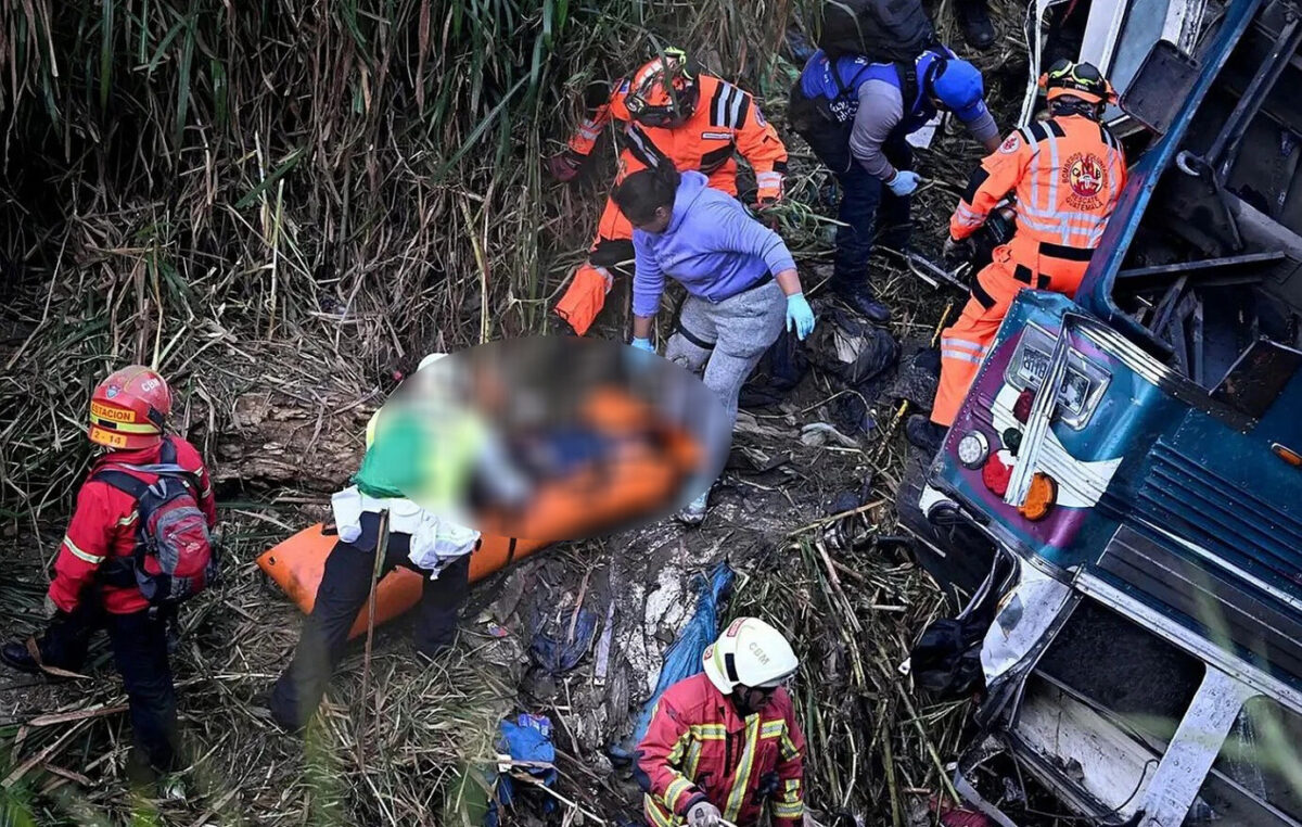 Τραγωδία: 14 νεκροί μαθητές, 2 ενήλικοι και 20 τραυματίες σε τροχαίο με σχολικό λεωφορείο – Σε σοκ οι γονείς (video)