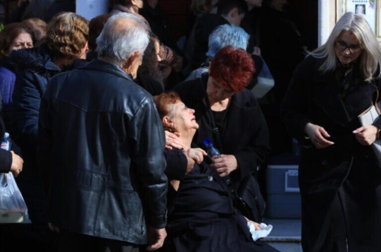 Τραγωδία Βιολάντα: Ανείπωτος θρήνος στην κηδεία της Έλενας – Τραγικές φιγούρες η μητέρα της και το παιδί της