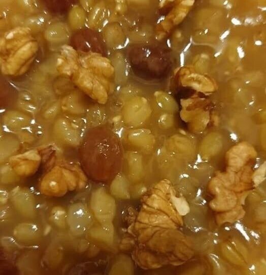 Άσσουρε ή Βαρβάρα: Το παραδοσιακό γλυκό σιτάρι με καρύδια και σταφίδες