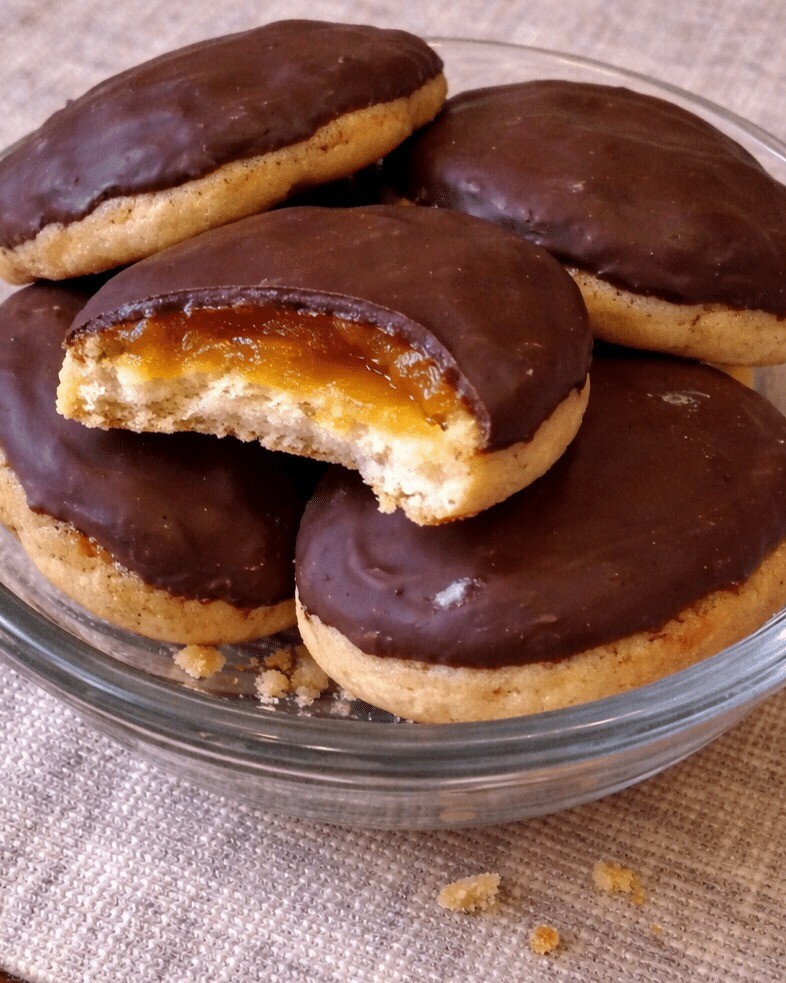 Μπισκότα σοκολάτα–πορτοκάλι: Η εύκολη συνταγή για αφράτα πτιφούρ με μαρμελάδα