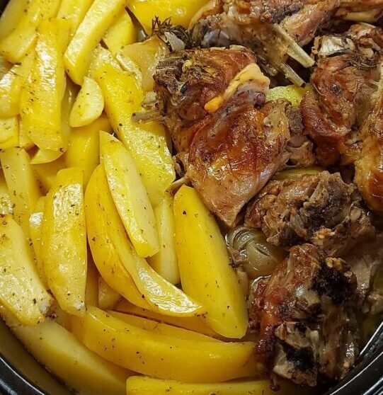 Το πιο ζουμερό κατσικάκι φούρνου με πατάτες που λιώνουν