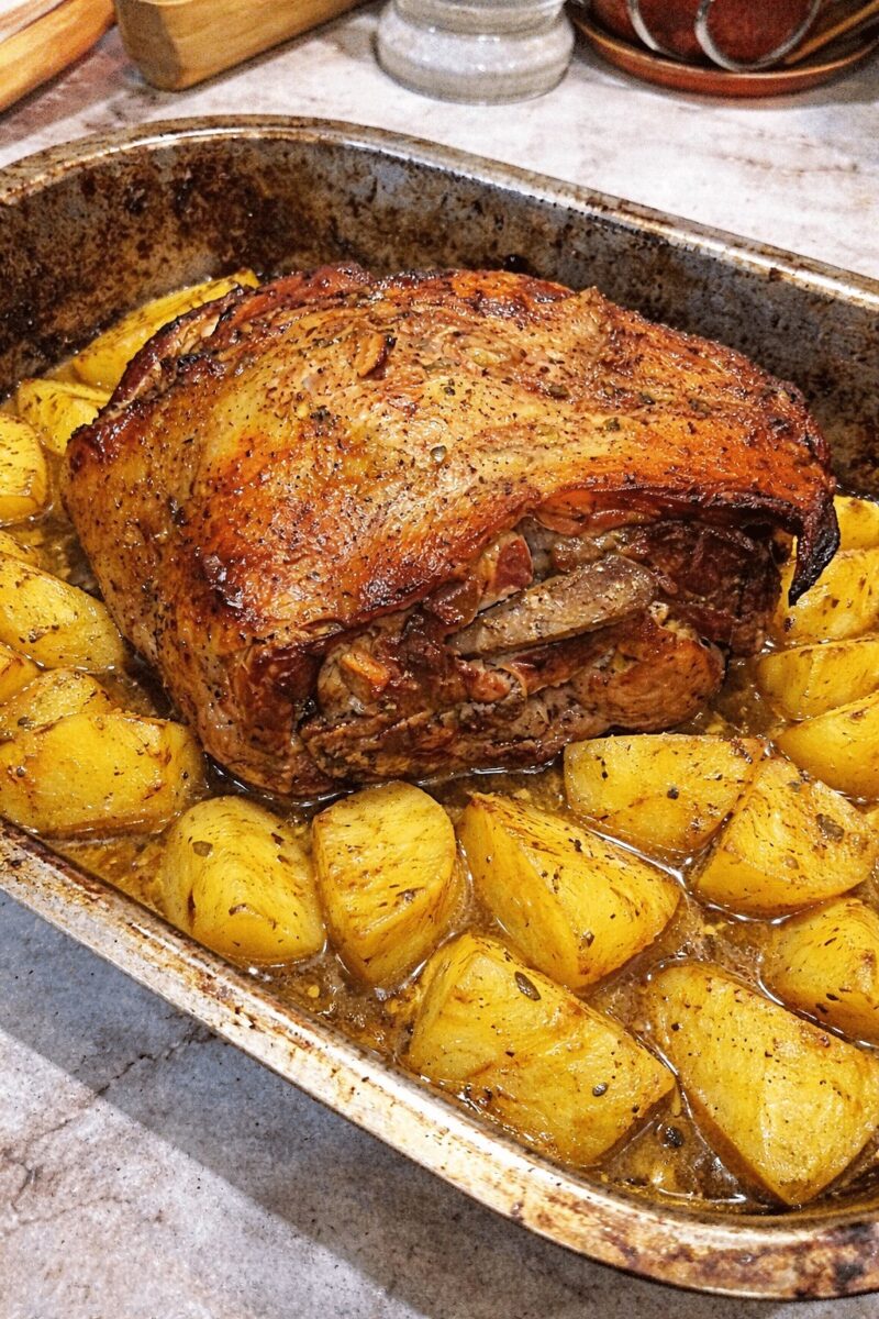 Χοιρινό μπούτι στη γάστρα με μπύρα και πατάτες