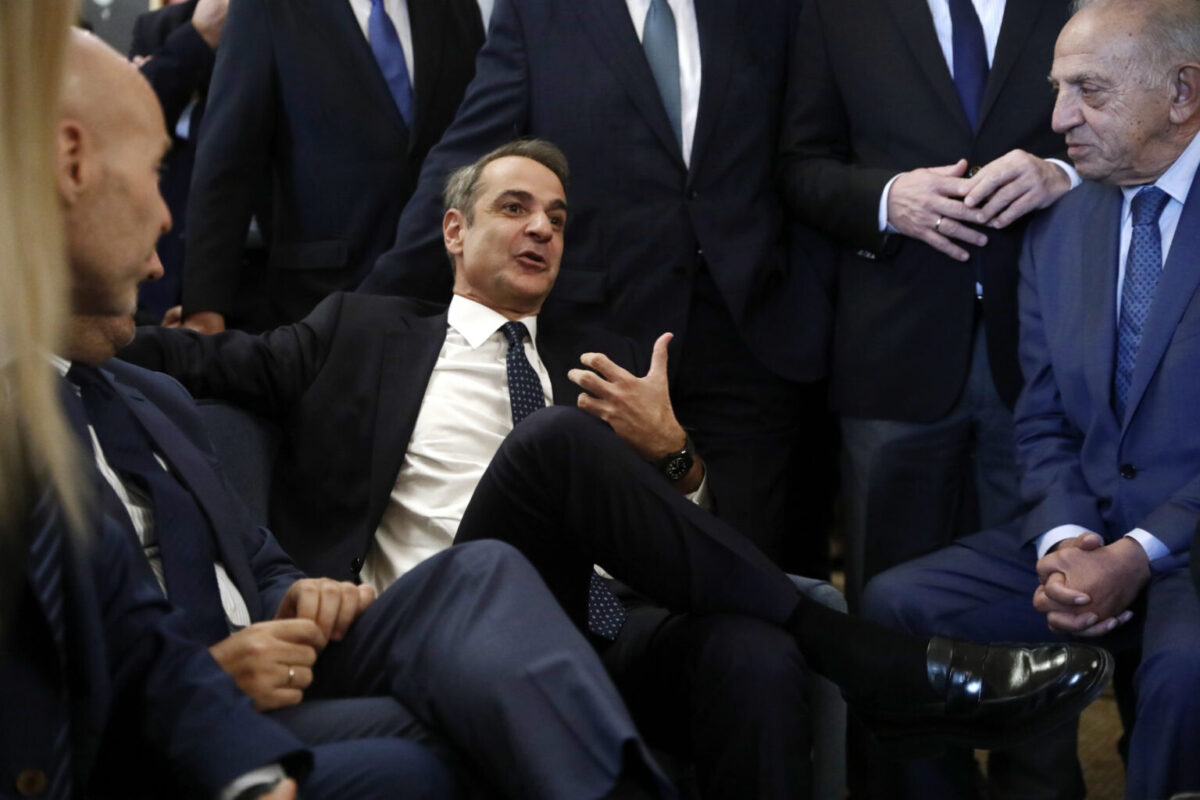 Χαλαρός και χαμογελαστός ο Μητσοτάκης – Έμαθε τα ευχάριστα νέα και είναι μέσα στη τρελή χαρά