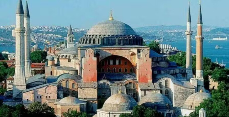 Αγία Σοφία: Προκαλεί Τούρκος καθηγητής Ιστορίας – «Είναι ένα απαίσıο κτίριο»