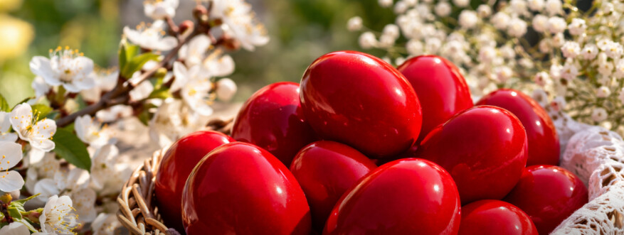 Κατακόκκινα και λαμπερά: Πώς να φτιάξεις τα τέλεια πασχαλινά αυγά που θα ζηλέψουν όλοι φέτος