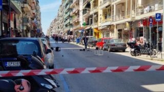 Συναγερμός στη Θεσσαλονίκη: Φοιτητής απειλεί να πέσει από μπαλκόνι – Πετά καρέκλες, ζήτησε να πουν το «Πάτερ Ημών»