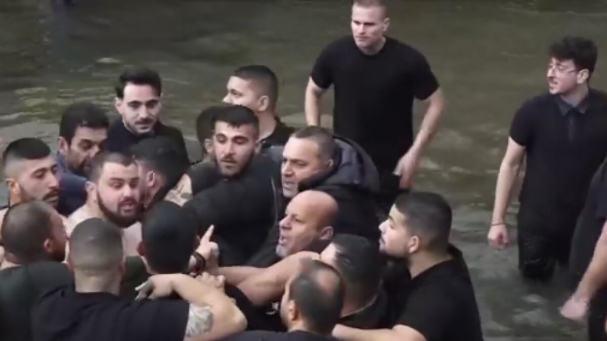 Θεοφάνια: Παρατράγουδα στην Φλώρινα – «Σφαγή» πάνω από τον Τίμιο Σταυρό, παρουσία Δένδια