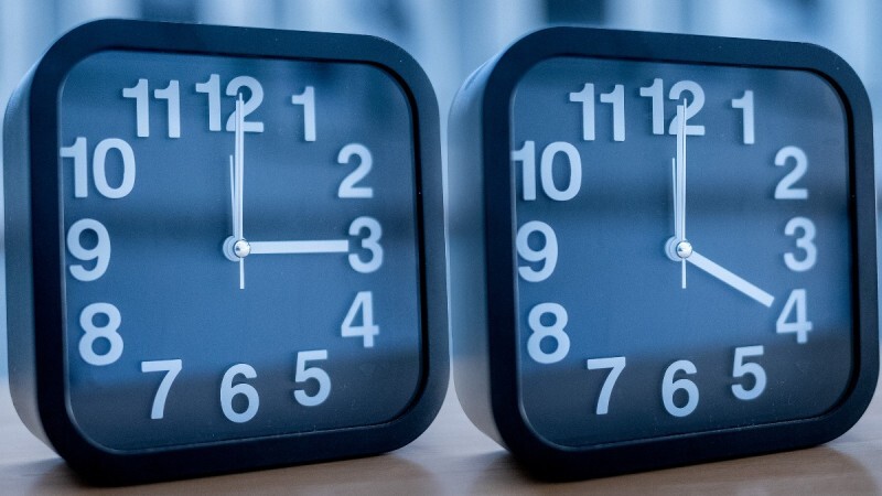 Αλλαγή ώρας την Κυριακή 31 Μαρτίου: Τελικά θα κερδίσουμε ή θα χάσουμε ύπνο;