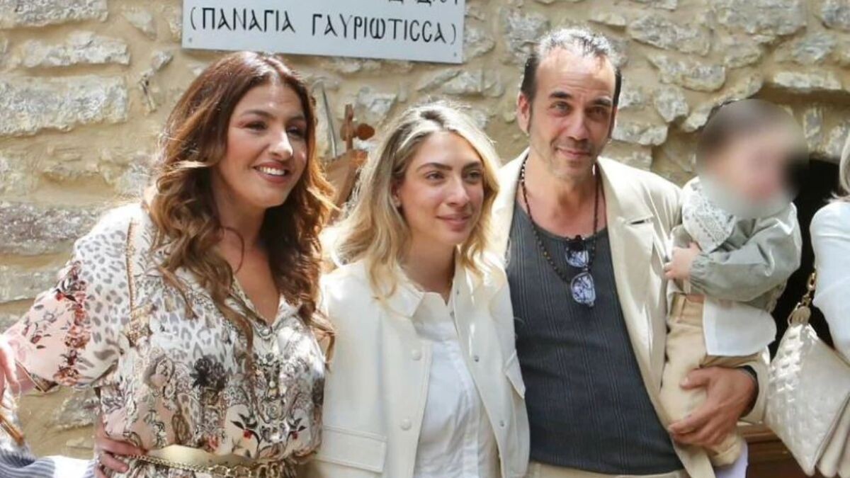 Σε πελάγη ευτυχίας ο Πάνος Μουζουράκης και η Μαριλού: Βάφτισαν τον γιο τους με νονά την Έλενα Παπαρίζου – Δείτε φωτογραφίες