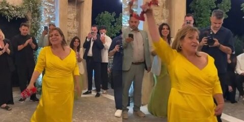 Δανάη Μπάρκα: Ο ξέφρενος χορός της Βίκυς Σταυροπούλου στον γάμο της κόρης της με άρωμα «Είσαι το Ταίρι Μου»
