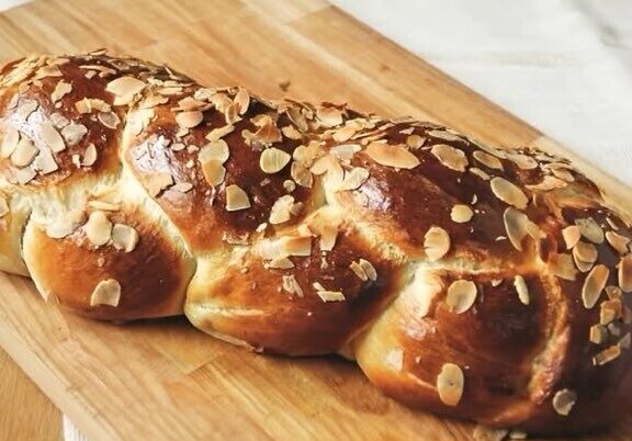 Ούτε Πετρετζίκης, ούτε Μπαρμπαρίγου: Αυτή είναι η γρήγορη συνταγή της… γιαγιάς για πασχαλινά τσουρέκια που θα σου πετύχει σίγουρα