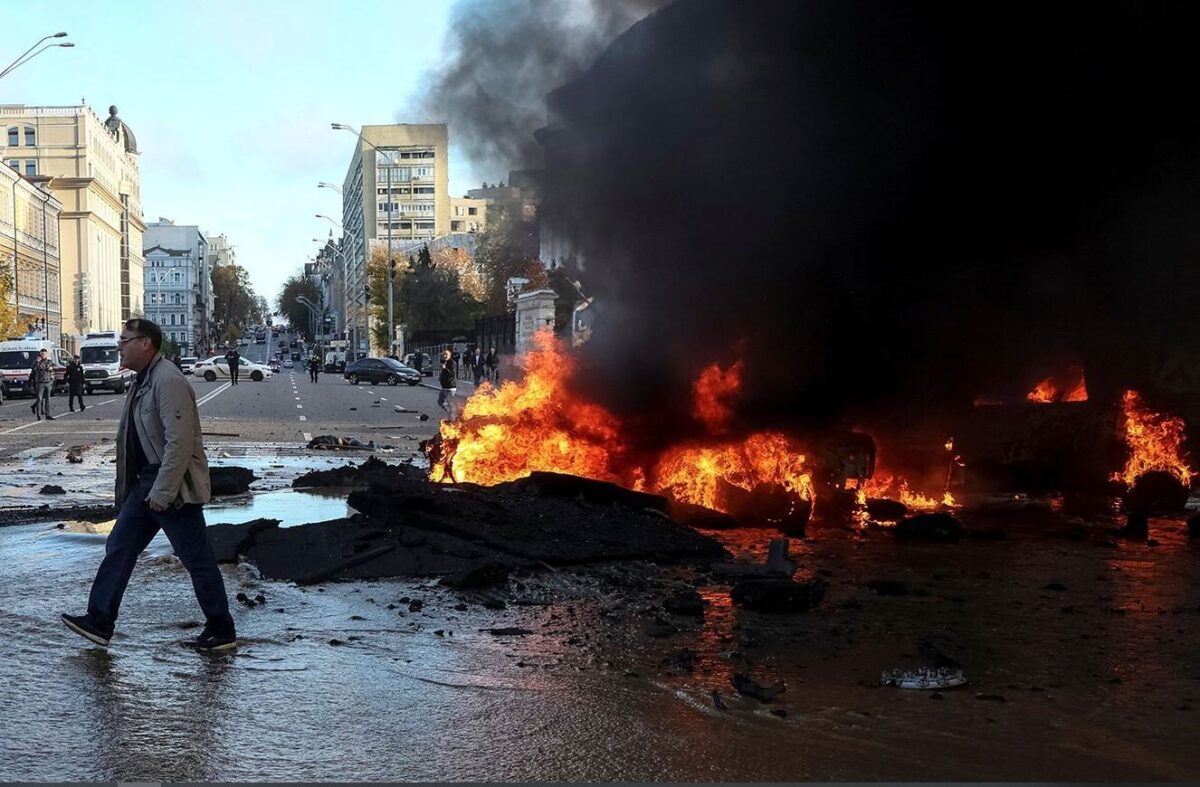 ΕΞΕΛΙΞΗ ΣΟΚ: Οι Ρώσοι πυρπόλησαν το Κίεβο εν μέσω επίσκεψης του Γερμανού ΥΠΕΞ
