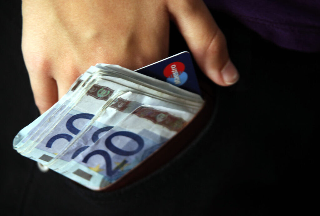 Μόλις κυκλοφόρησαν τα νέα για τον κατώτατο μισθό – Σε πελάγη ευτυχίας όλοι οι Έλληνες