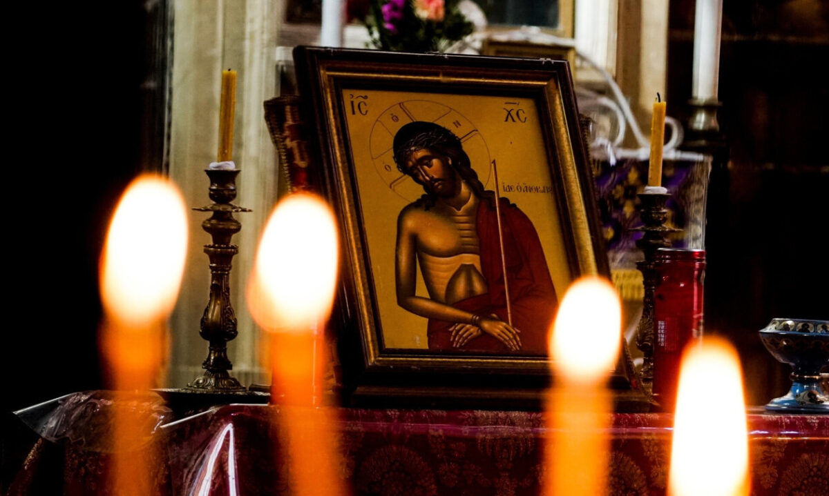 Πότε είναι η Κυριακή της Σταυροπροσκυνήσεως: Τι τρώμε και το «άγνωστο» έθιμο της Μεγάλης Γιορτής