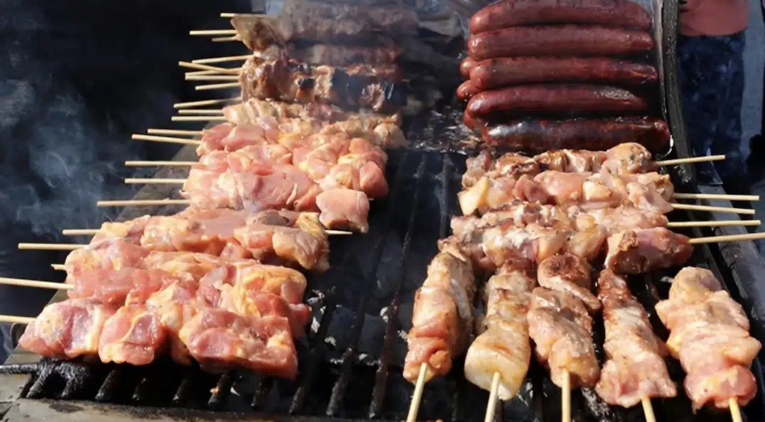 Τσικνοπέμπτη: Ψησταριά στο μπαλκόνι; – Τι λέει ο νόμος και τι κυρώσεις μπορεί να δεχθεί ο ψήστης