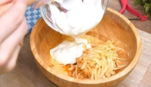 Αφράτες Τηγανίτες με Μήλο και Γιαούρτι – Έτοιμες σε 10 Λεπτά!