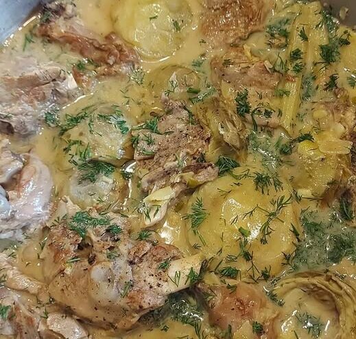 Κατσικάκι αυγολέμονο με αγκινάρες – αρωματικό και απίστευτα νόστιμο