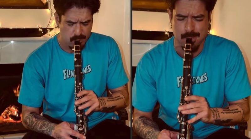 Δεν το βάζει κάτω o Άρης Μουγκοπέτρος: Παίζει κλαρίνο με δύο δάχτυλα και συγκινεί – Βίντεο
