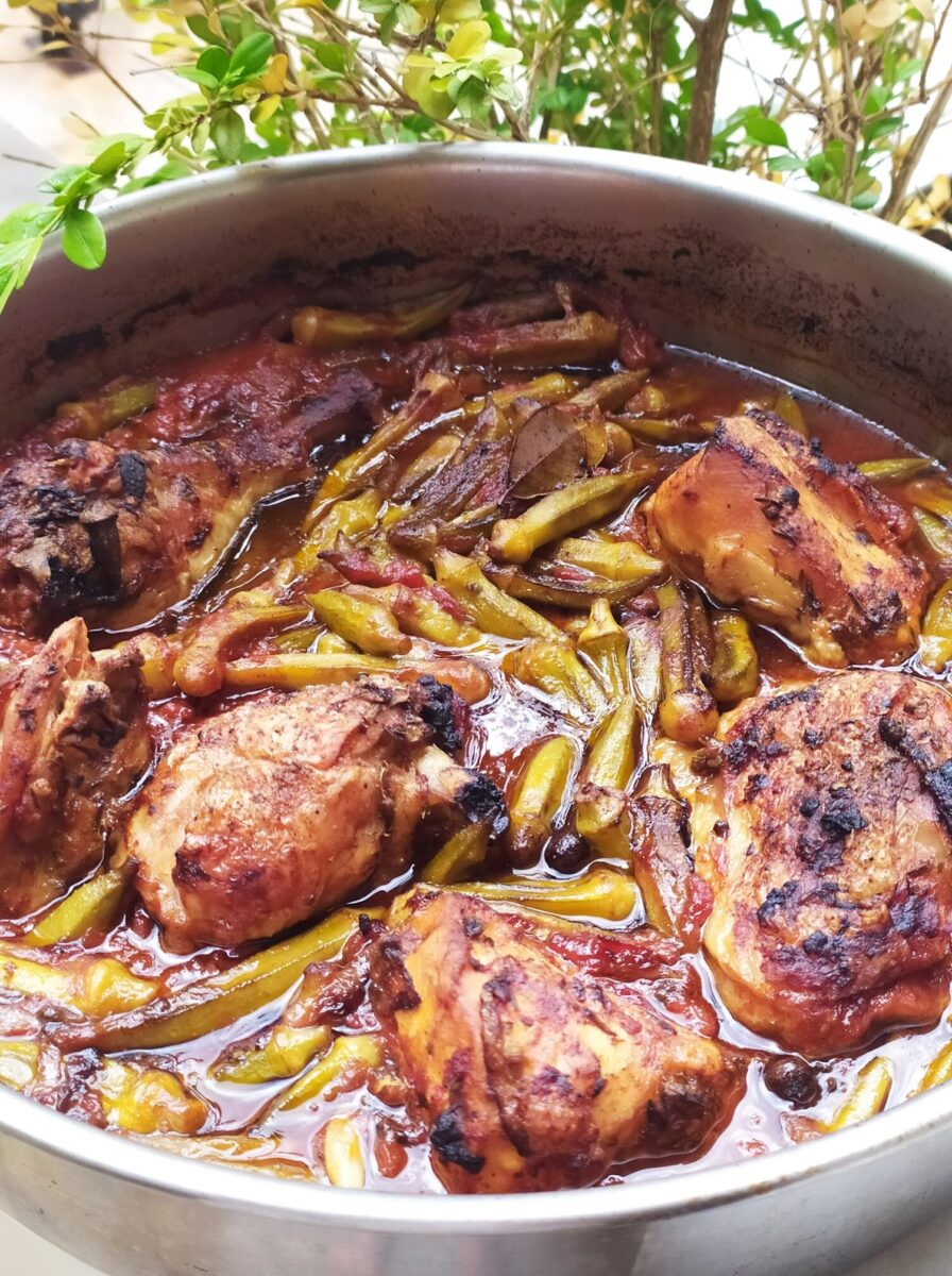 Κοτόπουλο με μπάμιες στο φούρνο (χωρίς να λασπώνουν)