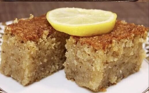 Σιροπιαστό κέικ με καρύδια: Εύκολη παραδοσιακή συνταγή με σιρόπι