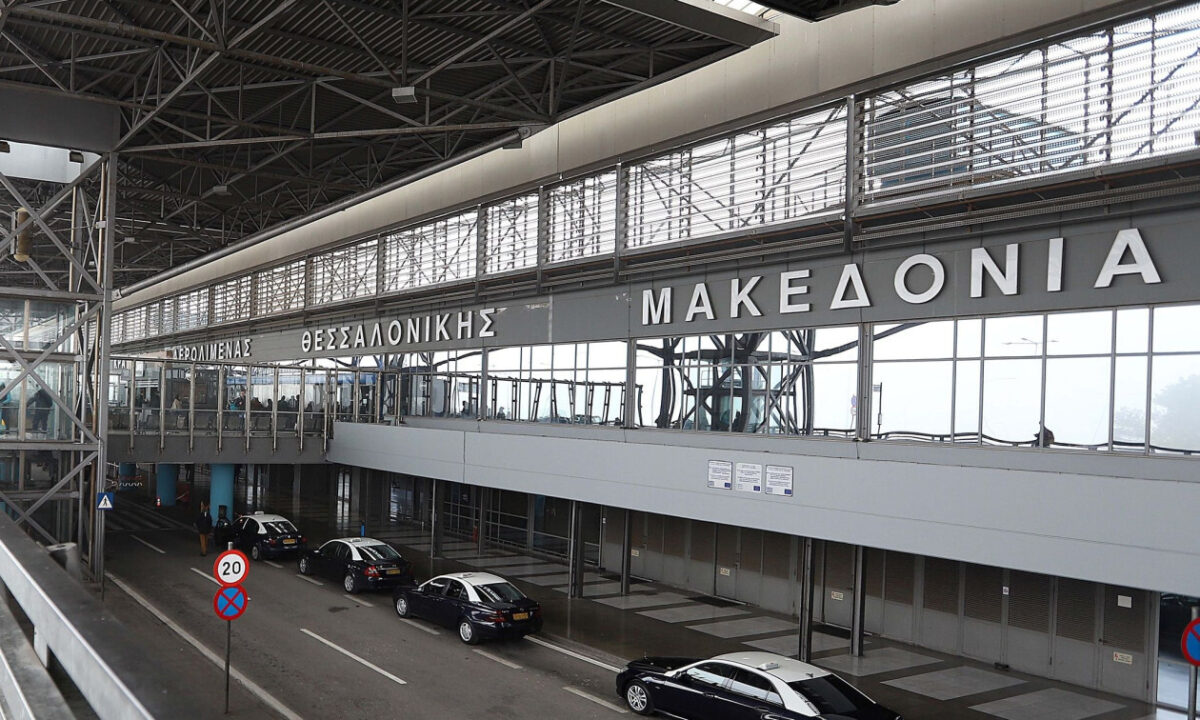 Τρομακτική μαρτυρία για την πτήση της Ryanair: «Ήταν 5 λεπτά κρεμασμένος έξω από το παράθυρο του αεροσκάφους, τον κρατούσε η σύζυγος»