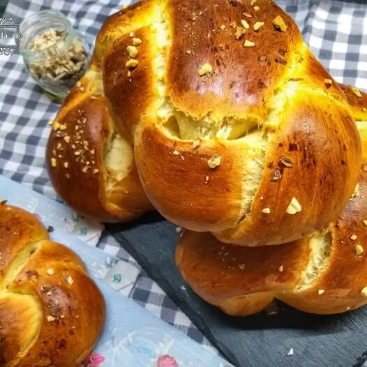 Εύκολα τσουρέκια αφράτα – Η συνταγή που πετυχαίνει χωρίς κόπο