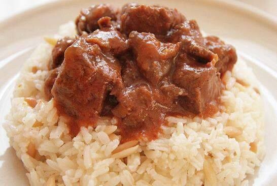 Παραδοσιακό τας κεμπάπ με μοσχάρι και πλούσια σάλτσα