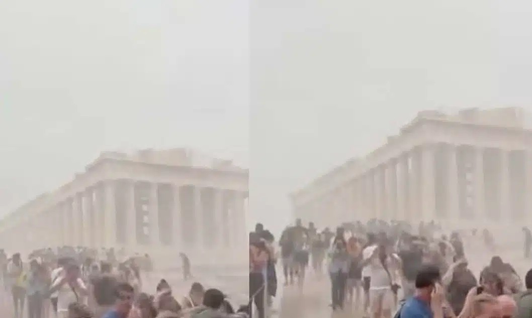 Χαμός με τουρίστες στην Ακρόπολη – Το βίντεο από την κακοκαιρία που κάνει τον γύρο του κόσμου