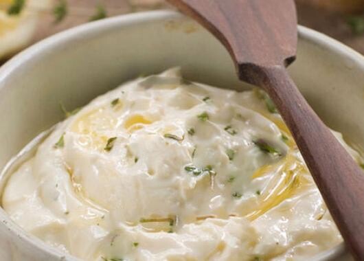 Έφτιαξα αυτή τη σάλτσα φέτας σε 2 λεπτά και την βάζω παντού