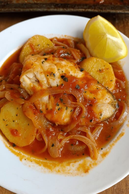 Ψάρι πλακί στο φούρνο που λιώνει – το μυστικό είναι στα κρεμμύδια