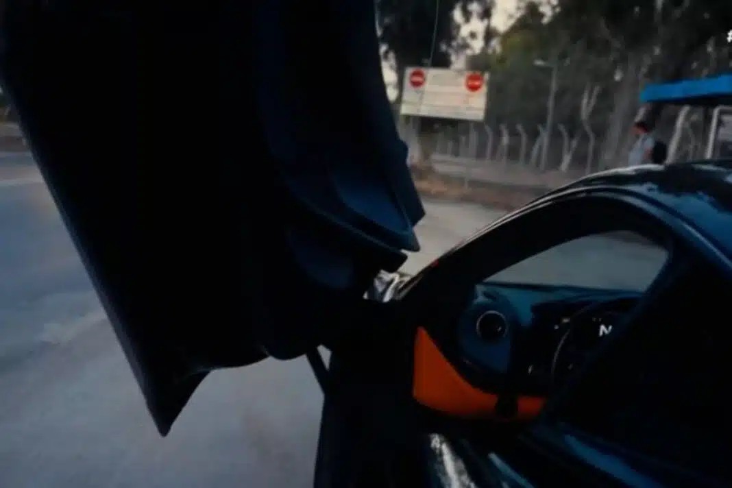 Σoκαpιστικo βίντεο: Οδηγός με McLaren τρέχει με 250 χλμ/ώρα στην Αττική Οδό κι αστυνομικός του λέει «πάτα το»