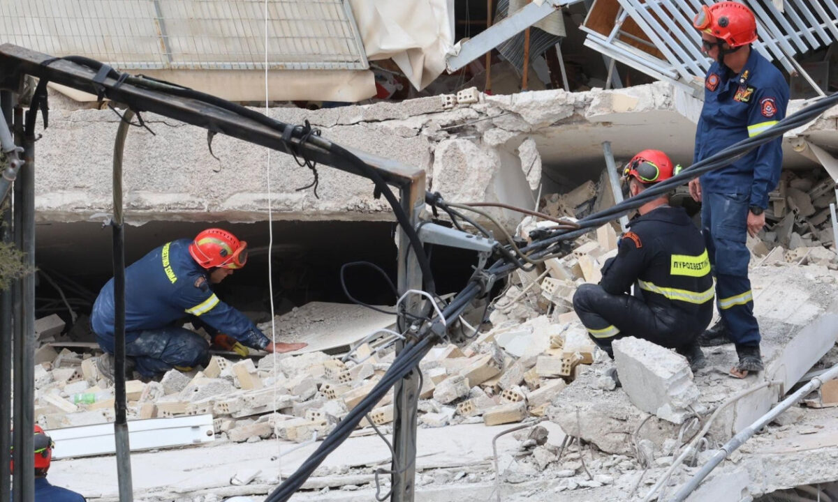Κατάρρευση κτηρίου στα Πετράλωνα: Εντοπίστηκαν οι 4 πιθανοί αγνοούμενοι – Συνεχίζονται οι έρευνες