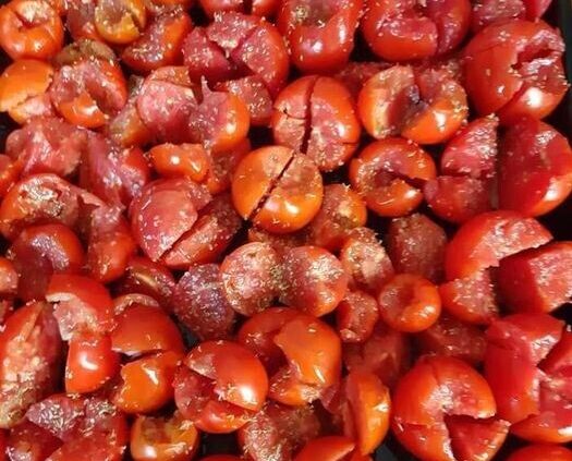 Η σπιτική σάλτσα ντομάτας στον φούρνο που διατηρείται μέχρι τον χειμώνα