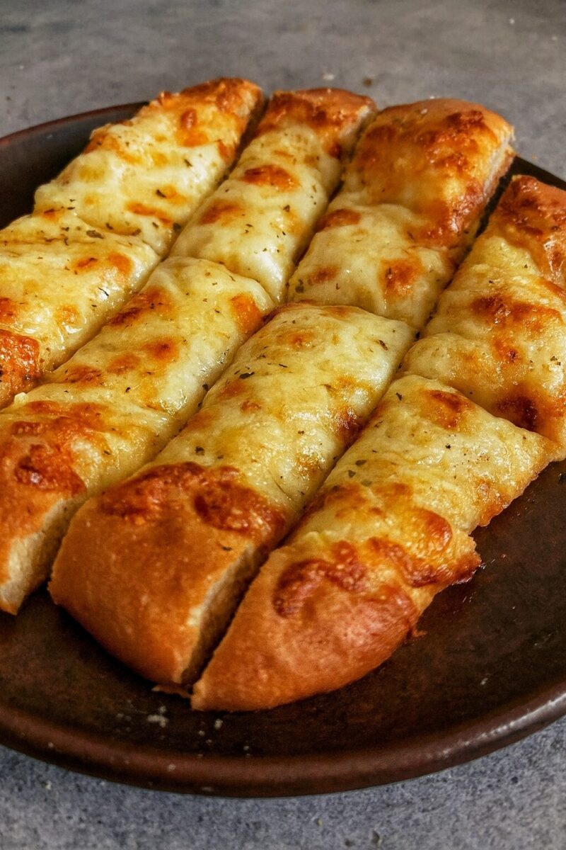 Σκορδόψωμο με μοτσαρέλα εύκολο και γρήγορο, τραγανό και ζουμερό ιδανικό για συνοδευτικό ή σνακ