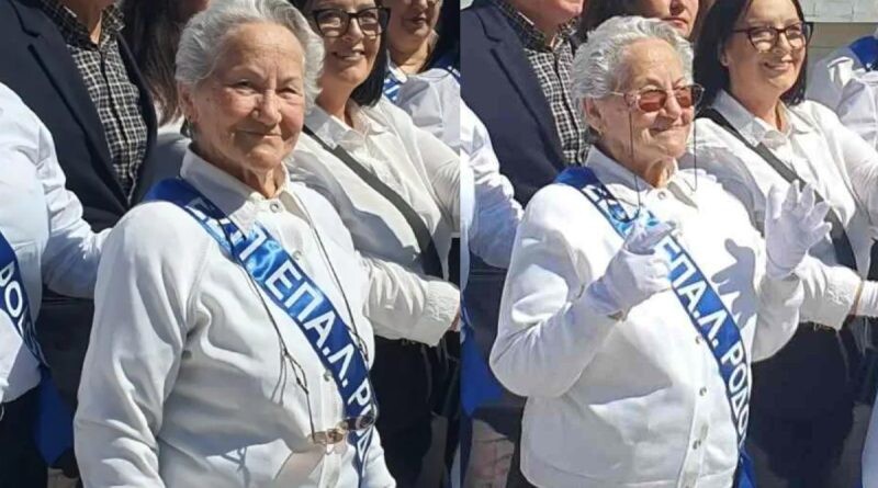 Μεγάλη συγκίνηση στην Ρόδο: Η κυρία Σοφία, είναι 82 ετών, μαθήτρια και παρέλασε περήφανα μπροστά σε χιλιάδες κόσμου – Χίλια μπράβο