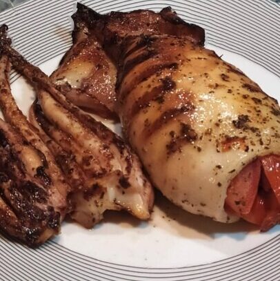 Θράψαλο στα κάρβουνα όπως το έφτιαχναν στα νησιά – Με μια γέμιση που απογειώνει τη γεύση