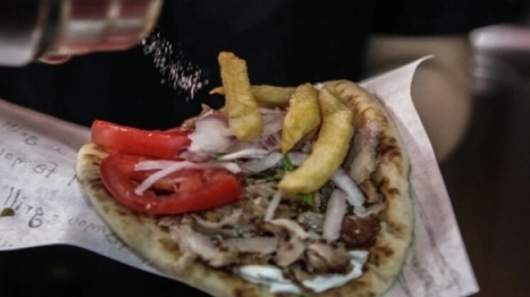 Αυτό είναι το πιο φθηνό σουβλατζίδικο της Ελλάδας: Τρως με 2,2€